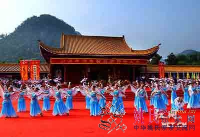 在韶乐悠悠声中，400多位青年上演告祭乐舞。.jpg