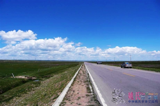广袤平坦、苍茫无际的千里草原上，青藏公路像一条彩带，通向天边.jpg